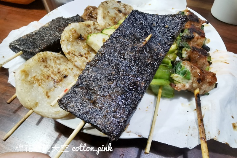 台中宵夜必吃-烤肉林，米血、肉串都必吃！想吃最少等半小時～