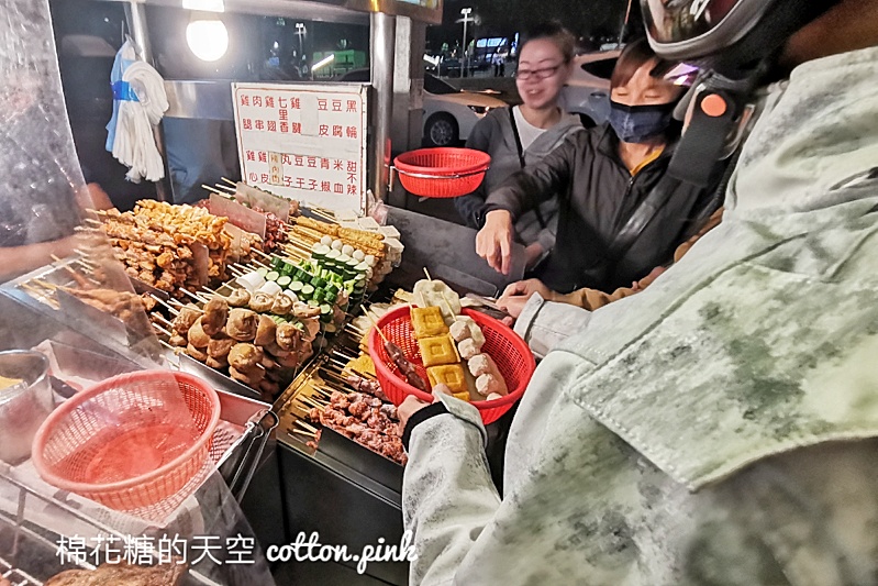 台中宵夜必吃-烤肉林，米血、肉串都必吃！想吃最少等半小時～