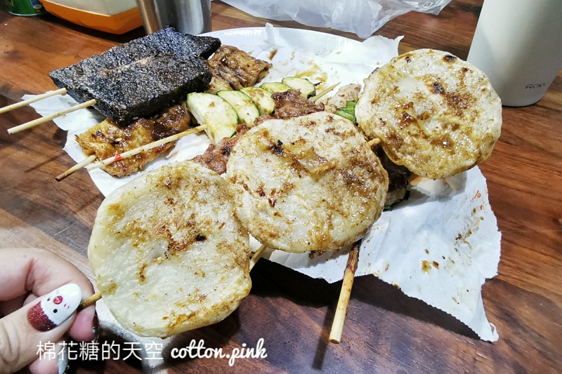 台中宵夜必吃-烤肉林，米血、肉串都必吃！想吃最少等半小時～