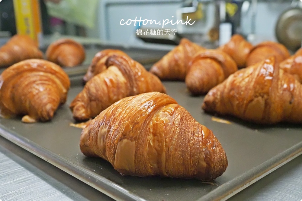 草莓季必吃！草莓可頌、巴斯克、生乳輕乳酪～牛頌草莓生乳可頌季節限定上市