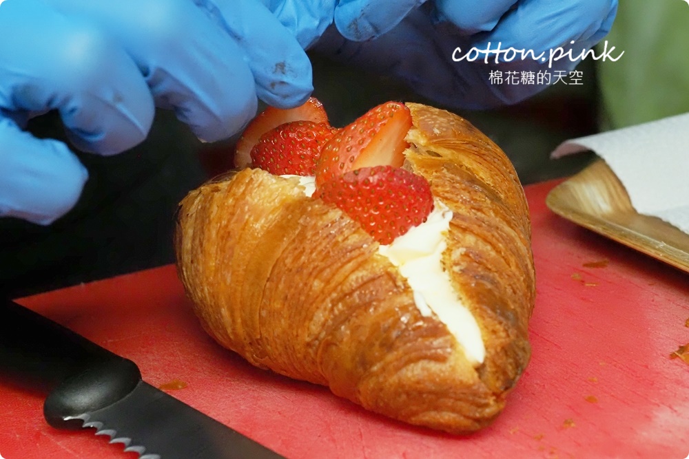 草莓季必吃！草莓可頌、巴斯克、生乳輕乳酪～牛頌草莓生乳可頌季節限定上市
