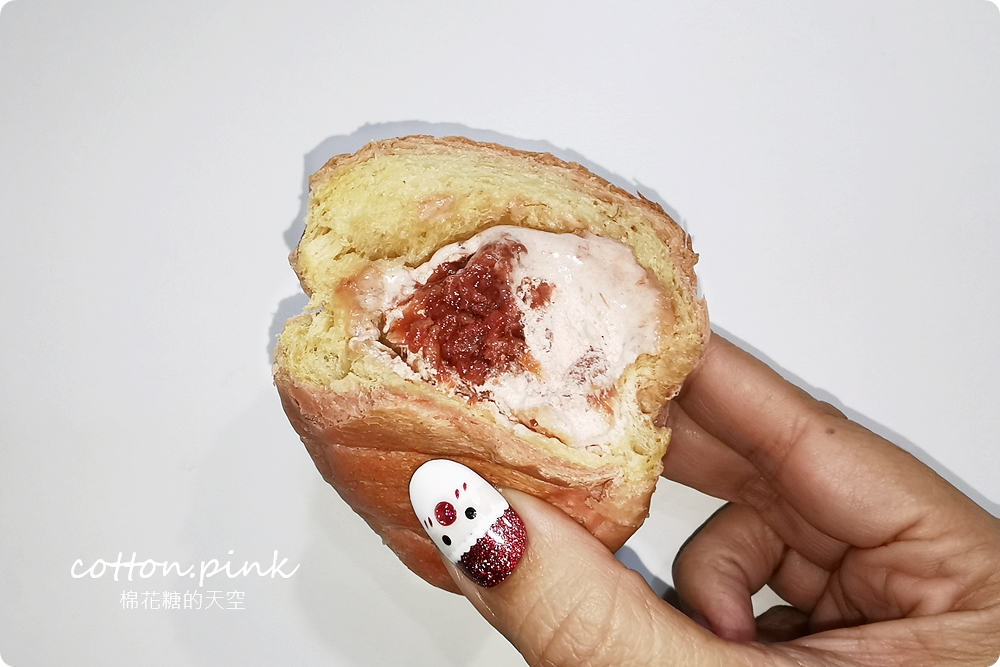 草莓季必吃！草莓可頌、巴斯克、生乳輕乳酪～牛頌草莓生乳可頌季節限定上市