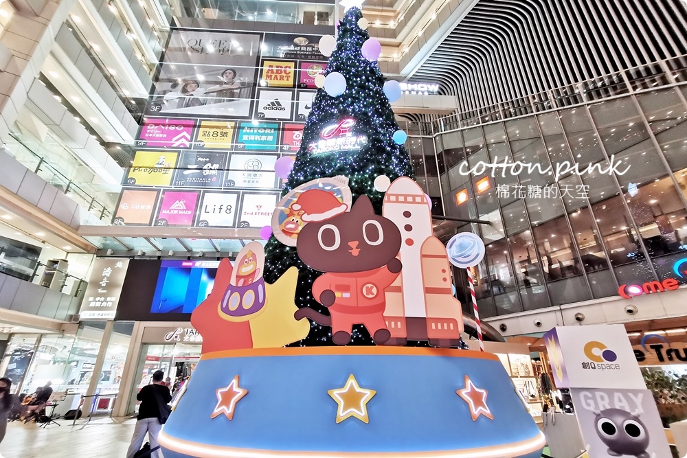 挑戰台中室內最高聖誕樹！大魯閣新時代宇宙風聖誕樹超萌降落～