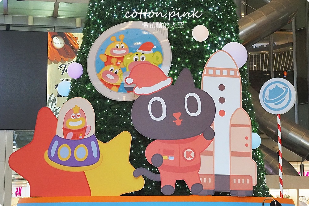 挑戰台中室內最高聖誕樹！大魯閣新時代宇宙風聖誕樹超萌降落～