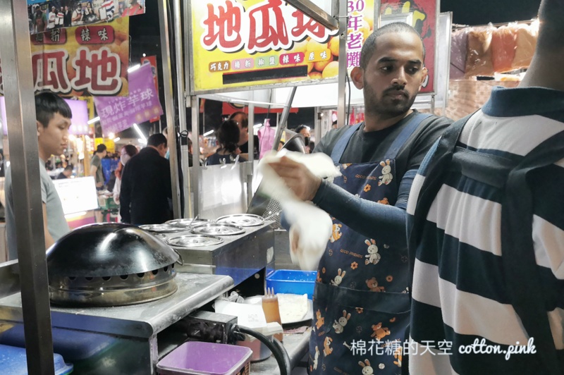 台中大慶夜市排隊攤位-印度甩餅，老闆超像國際巨星的啦～