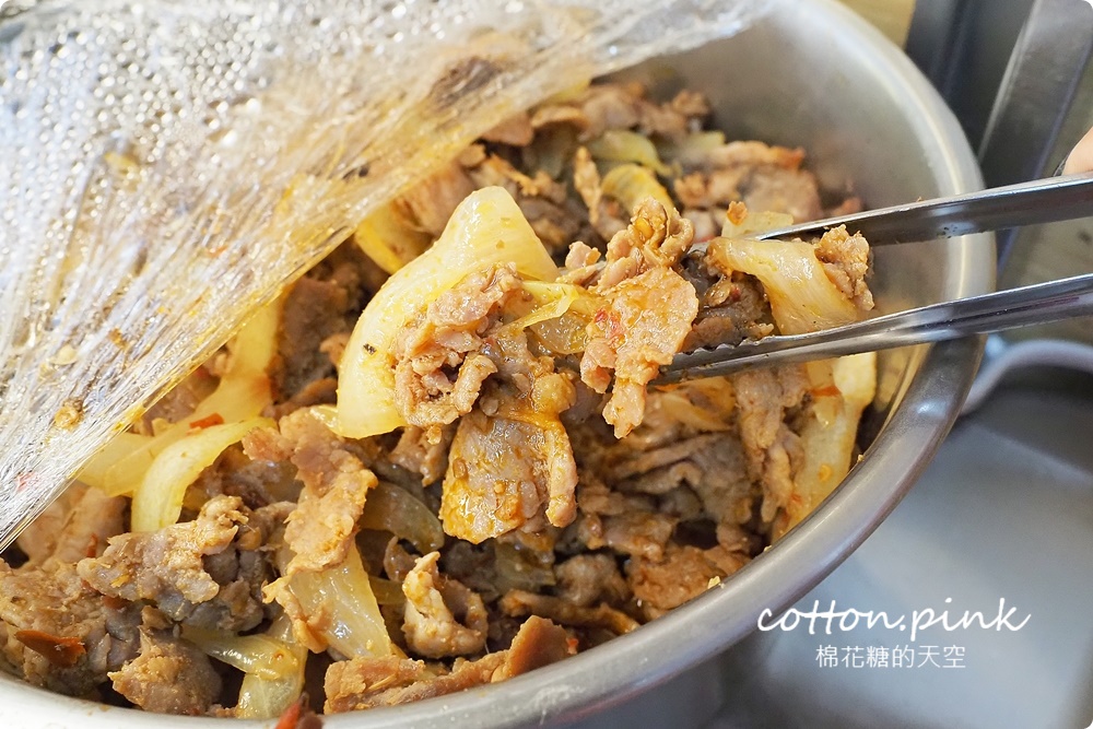 台中隱密越南麵包好好味！阿賢姐越南麵包少見蛋黃肉丸口味大推