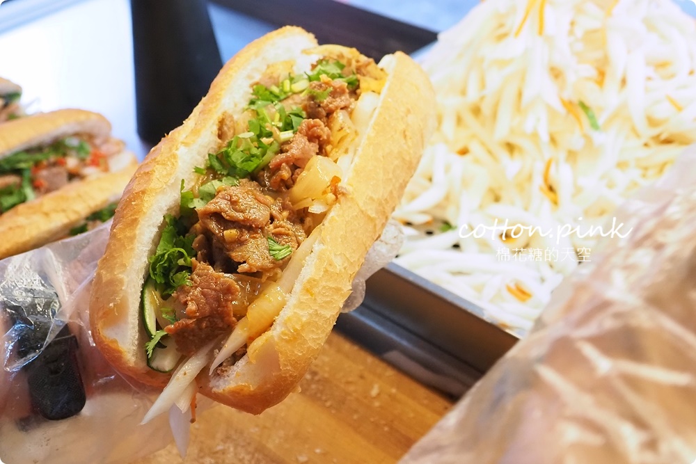 台中隱密越南麵包好好味！阿賢姐越南麵包少見蛋黃肉丸口味大推