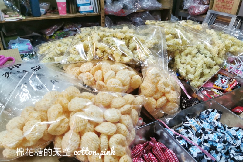 水湳市場柑仔店！傳統餅乾、古早味糖果秤重賣～多到滿出來