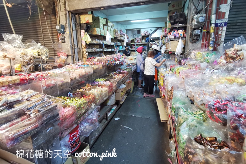 水湳市場柑仔店！傳統餅乾、古早味糖果秤重賣～多到滿出來