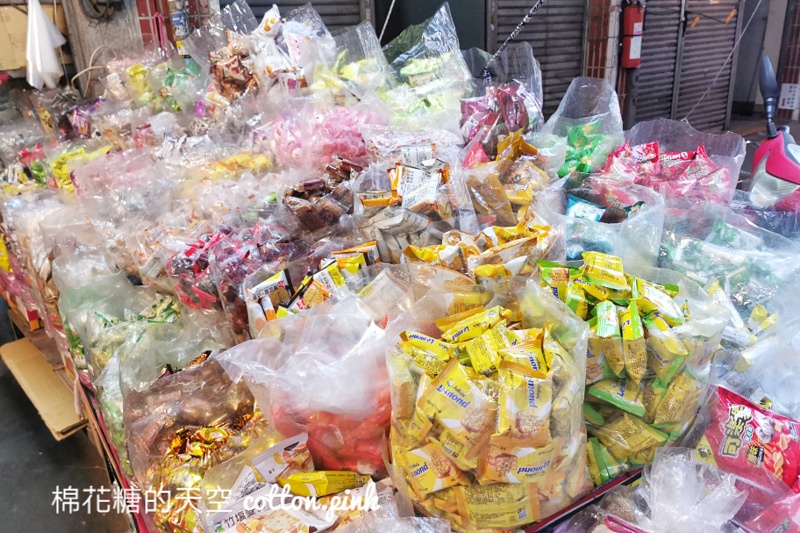水湳市場柑仔店！傳統餅乾、古早味糖果秤重賣～多到滿出來