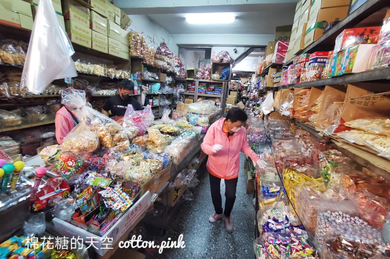 水湳市場柑仔店！傳統餅乾、古早味糖果秤重賣～多到滿出來