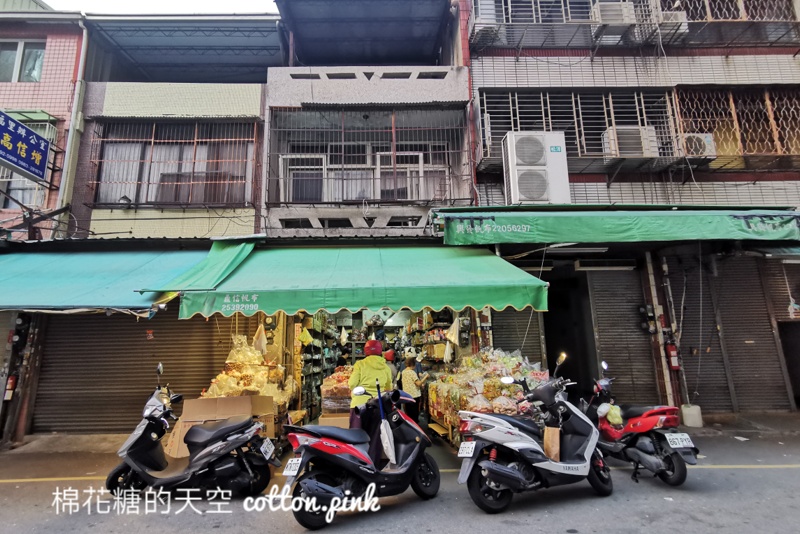 水湳市場柑仔店！傳統餅乾、古早味糖果秤重賣～多到滿出來