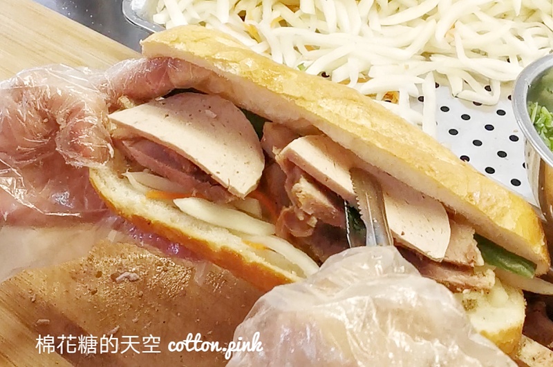 台中隱密越南麵包好好味！阿賢姐越南麵包少見蛋黃肉丸口味大推