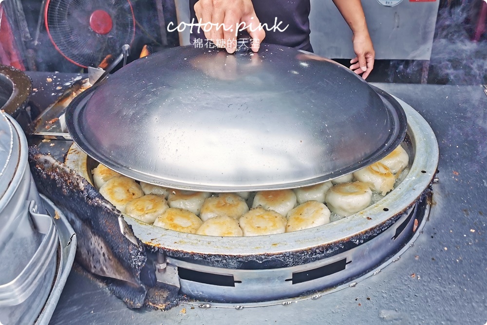沙鹿車站外銅板價素食水煎包～一顆不用十塊錢！金黃外皮超誘人