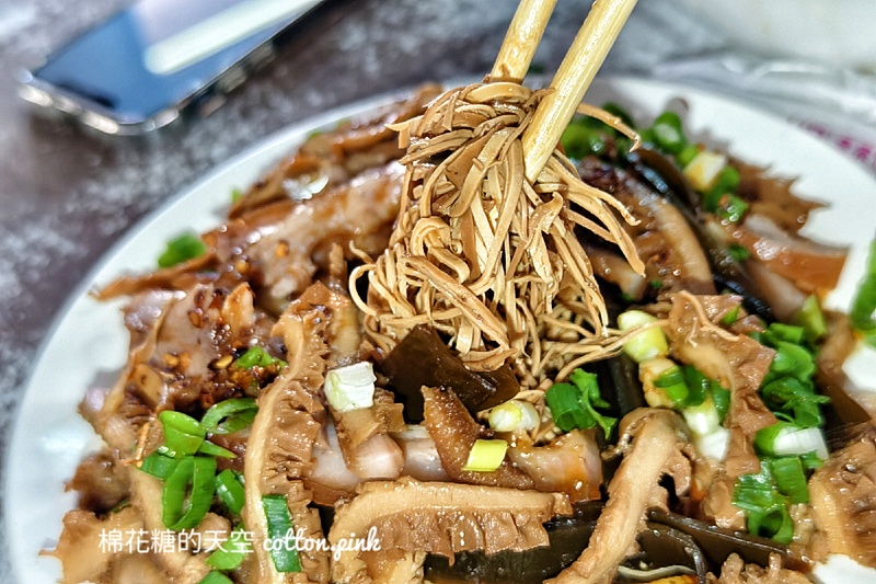 台中牛肉麵這家早餐也吃得到，大雅牛肉麵滷味也是必點