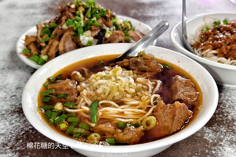 台中牛肉麵這家早餐也吃得到，大雅牛肉麵滷味也是必點