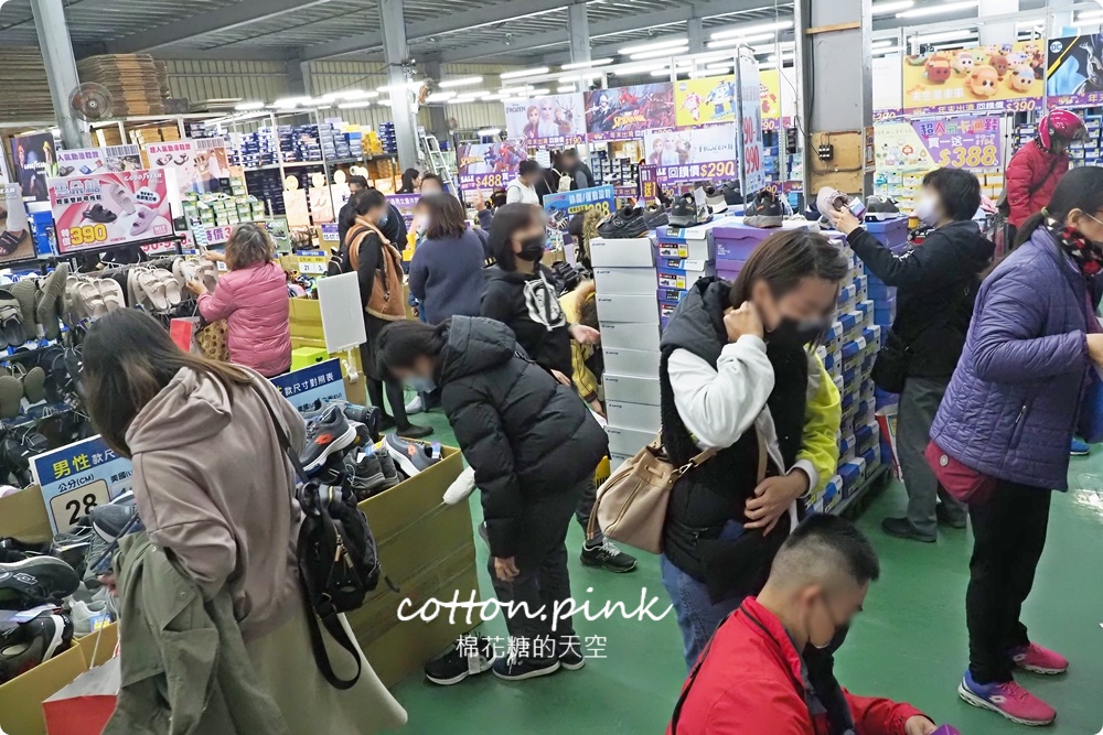 過年新鞋搶先買！休閒鞋百元有找~台中在地鞋廠開倉買一送一爆人潮