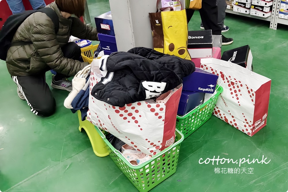 過年新鞋搶先買！休閒鞋百元有找~台中在地鞋廠開倉買一送一爆人潮