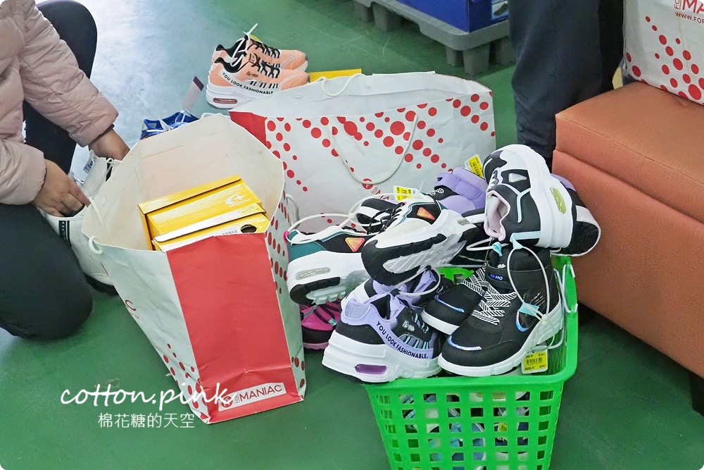 過年新鞋搶先買！休閒鞋百元有找~台中在地鞋廠開倉買一送一爆人潮