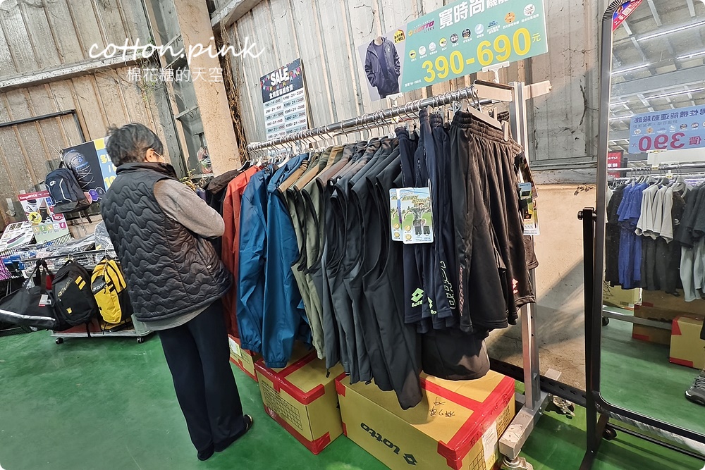 過年新鞋搶先買！休閒鞋百元有找~台中在地鞋廠開倉買一送一爆人潮
