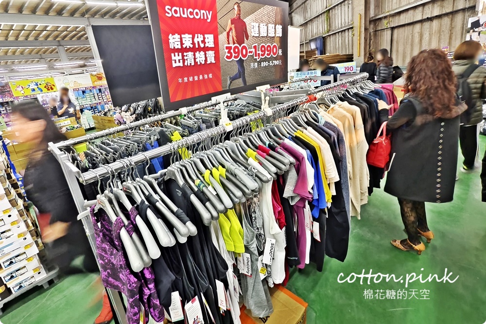 過年新鞋搶先買！休閒鞋百元有找~台中在地鞋廠開倉買一送一爆人潮
