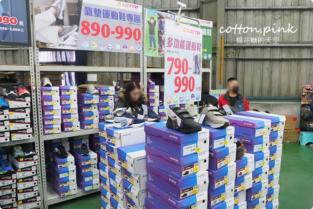 過年新鞋搶先買！休閒鞋百元有找~台中在地鞋廠開倉買一送一爆人潮