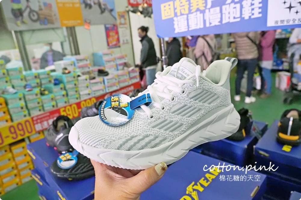 過年新鞋搶先買！休閒鞋百元有找~台中在地鞋廠開倉買一送一爆人潮