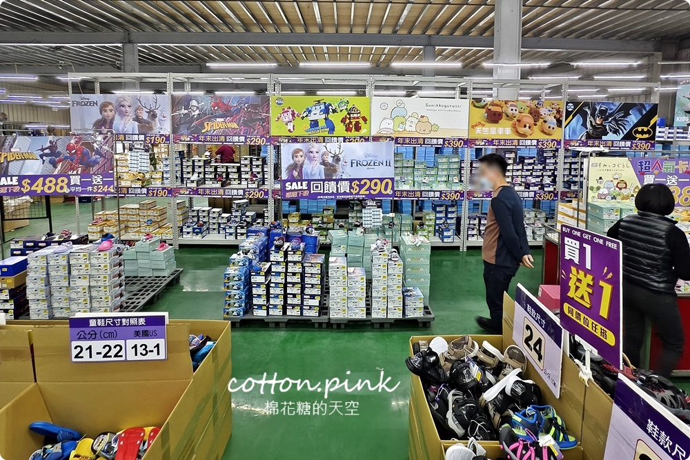 過年新鞋搶先買！休閒鞋百元有找~台中在地鞋廠開倉買一送一爆人潮