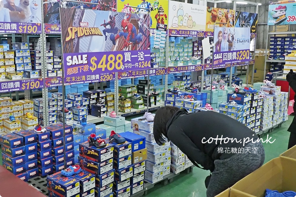 過年新鞋搶先買！休閒鞋百元有找~台中在地鞋廠開倉買一送一爆人潮