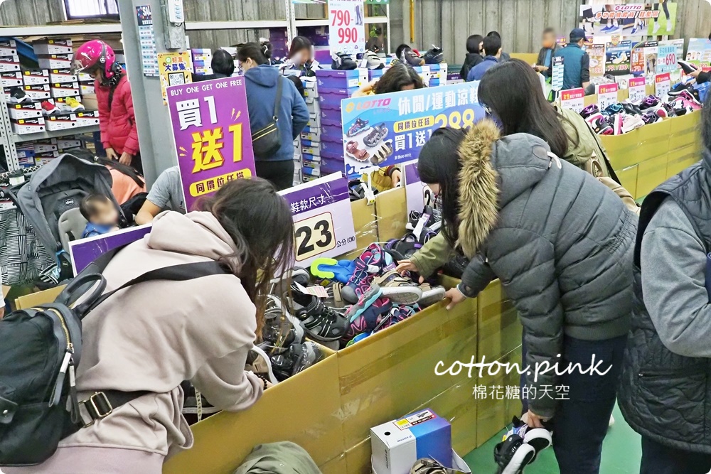 過年新鞋搶先買！休閒鞋百元有找~台中在地鞋廠開倉買一送一爆人潮