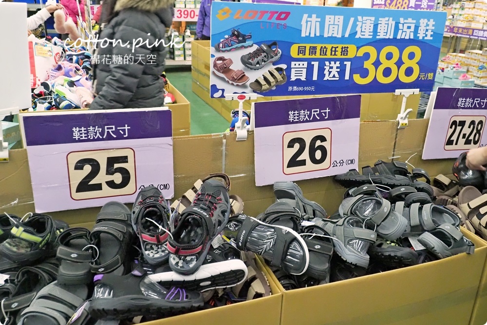 過年新鞋搶先買！休閒鞋百元有找~台中在地鞋廠開倉買一送一爆人潮