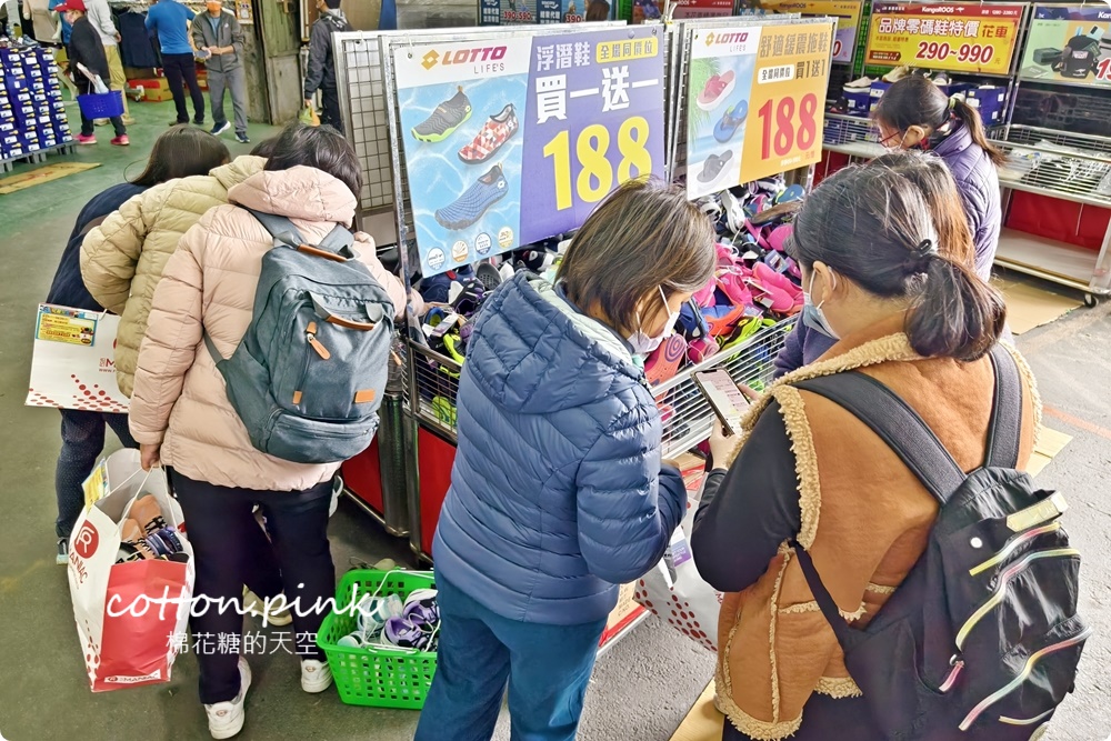 過年新鞋搶先買！休閒鞋百元有找~台中在地鞋廠開倉買一送一爆人潮