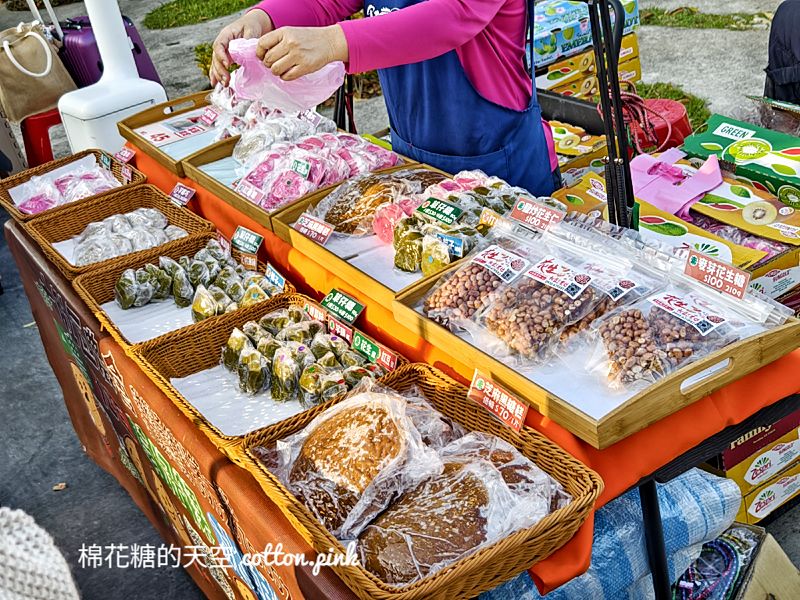 台中燈會市集發現大顆草莓大福！內餡紅豆帶著顆粒好吃推推~