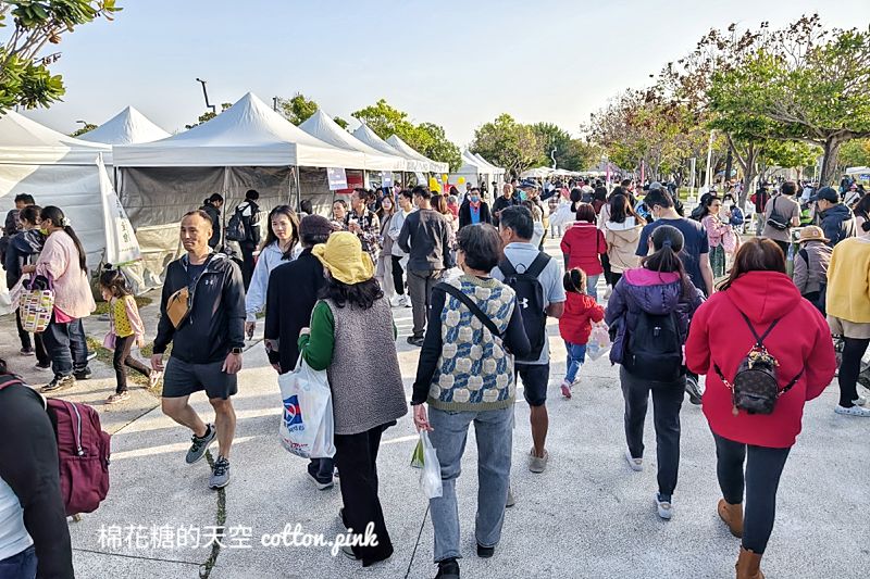 台中燈會市集發現大顆草莓大福！內餡紅豆帶著顆粒好吃推推~