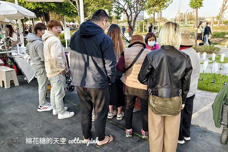 台中燈會市集發現大顆草莓大福！內餡紅豆帶著顆粒好吃推推~