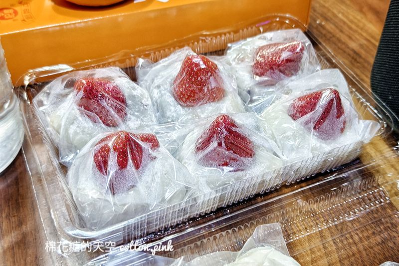 台中燈會市集發現大顆草莓大福！內餡紅豆帶著顆粒好吃推推~