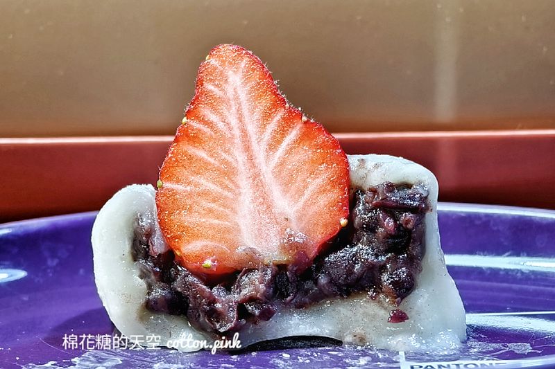 台中燈會市集發現大顆草莓大福！內餡紅豆帶著顆粒好吃推推~