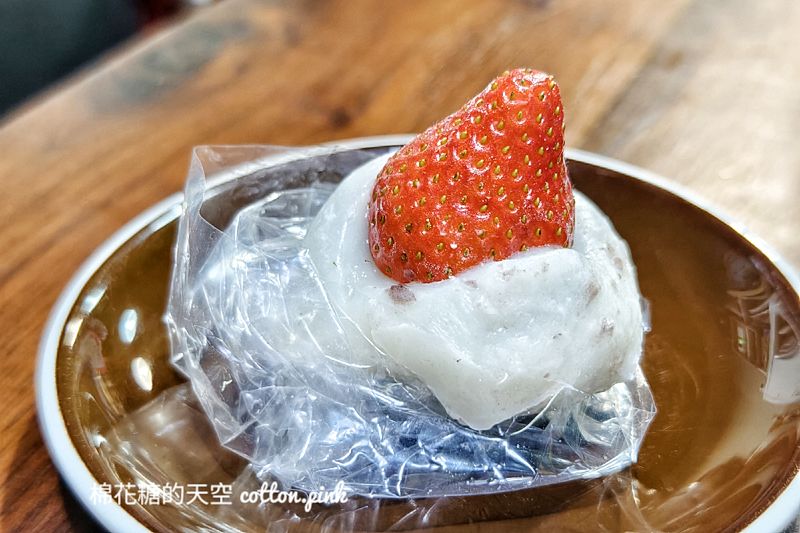 台中燈會市集發現大顆草莓大福！內餡紅豆帶著顆粒好吃推推~