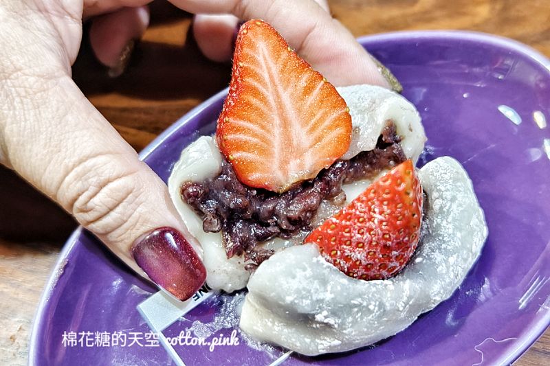 台中燈會市集發現大顆草莓大福！內餡紅豆帶著顆粒好吃推推~
