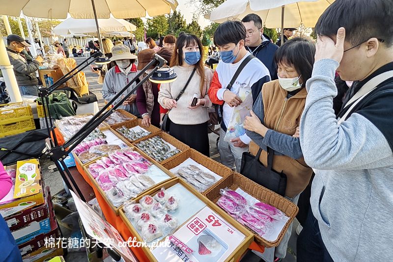台中燈會市集發現大顆草莓大福！內餡紅豆帶著顆粒好吃推推~