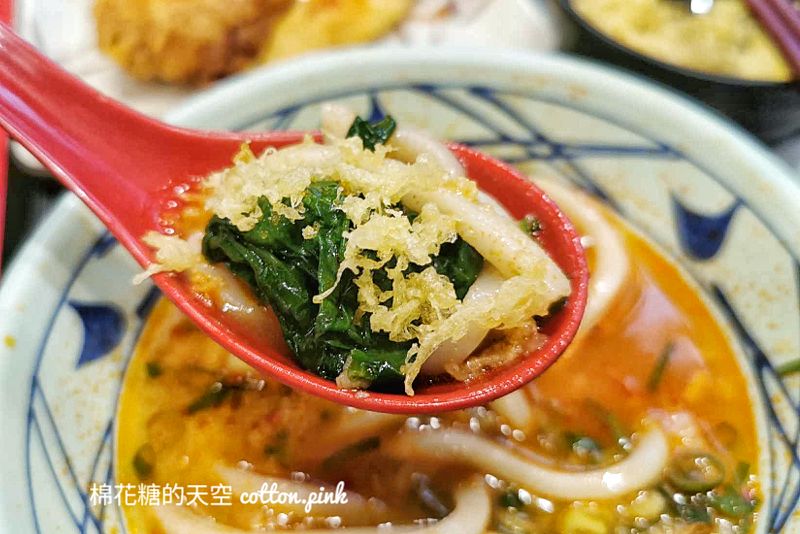 百貨美食隱藏版吃法！丸龜製麵烏龍麵蔥花、天婦羅花吃到飽