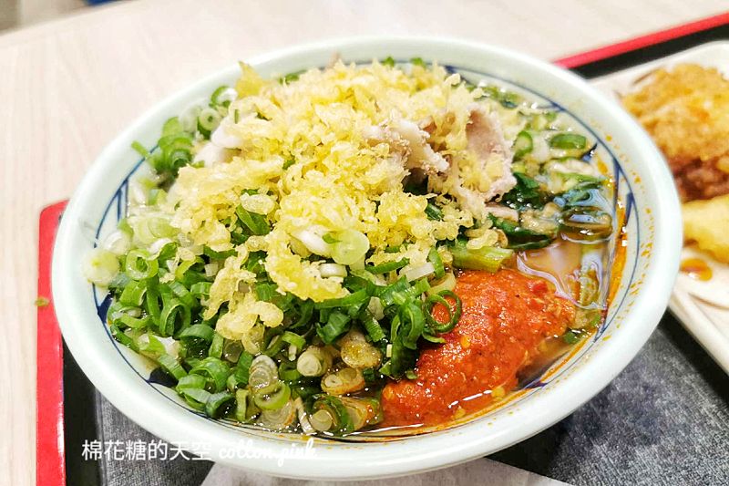 百貨美食隱藏版吃法！丸龜製麵烏龍麵蔥花、天婦羅花吃到飽
