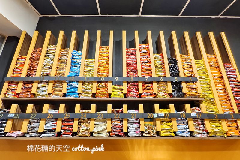 台中逢甲附近也有無人拉麵店!24小時營業~超過十款韓國泡麵大集合