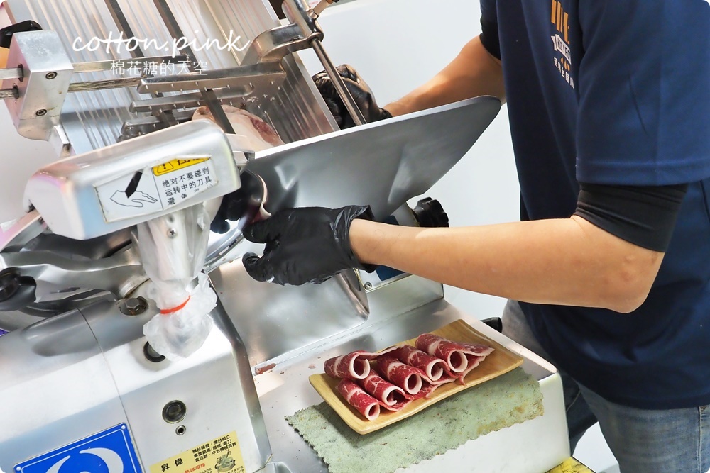 台中火鍋推薦|小伍手路鍋超過十種湯底樣樣用心!17盎司大肉盤超過癮
