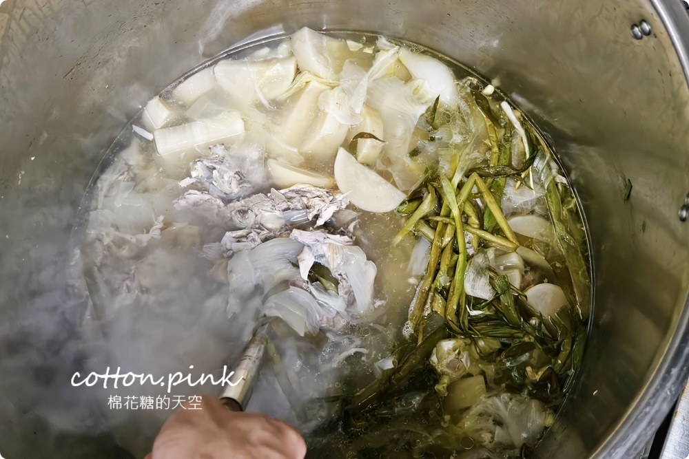 台中火鍋推薦|小伍手路鍋超過十種湯底樣樣用心!17盎司大肉盤超過癮