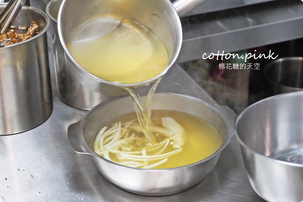 台中火鍋推薦|小伍手路鍋超過十種湯底樣樣用心!17盎司大肉盤超過癮