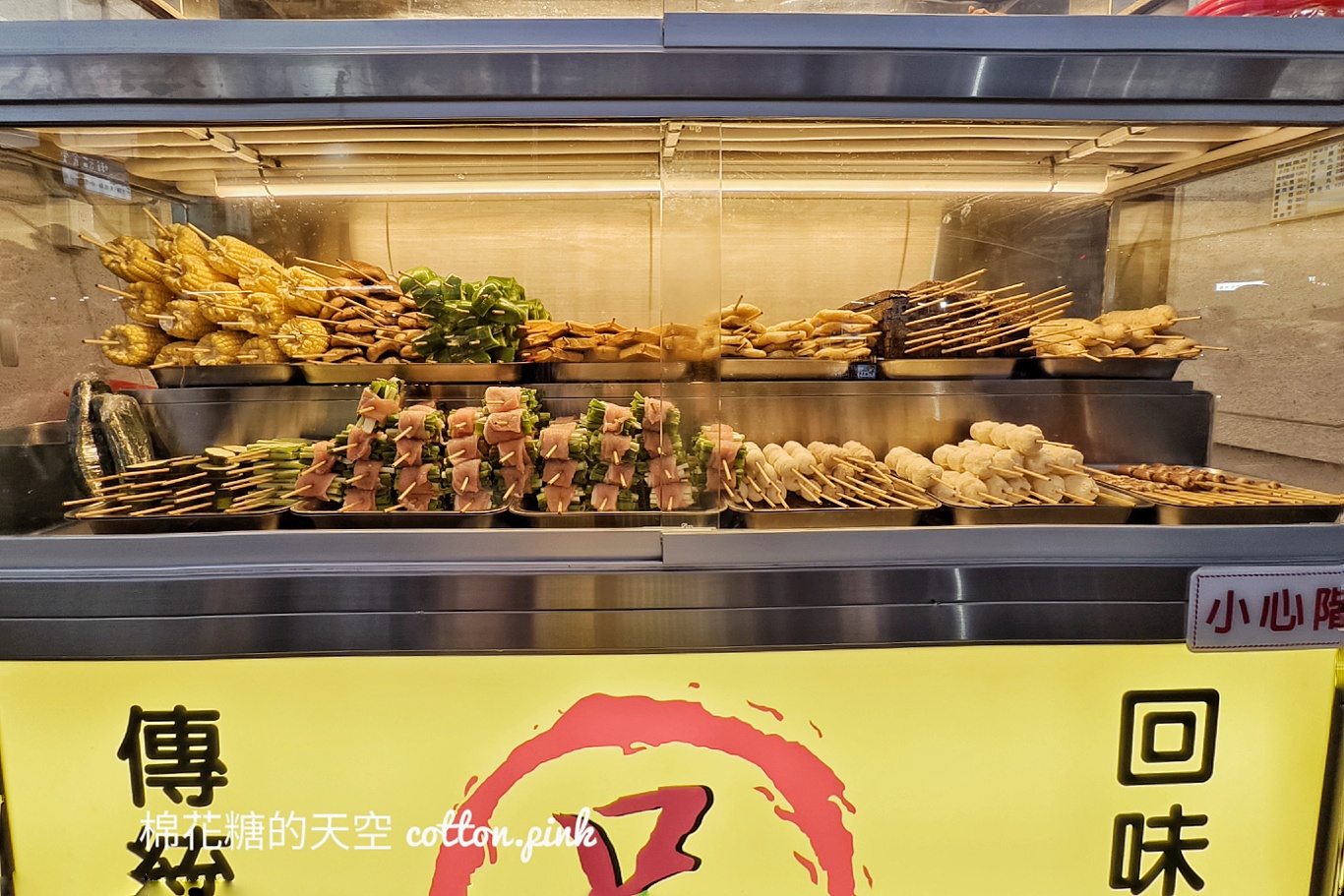 品燒炭烤新分店開幕啦！串燒一樣排得好整齊阿！