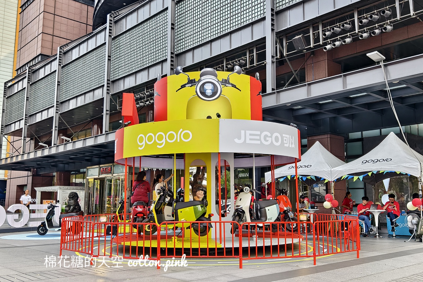 Gogoro旋轉木馬快閃台中！未滿18歲也可以"騎"～