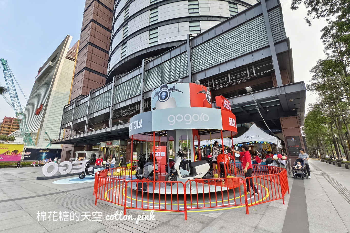Gogoro旋轉木馬快閃台中！未滿18歲也可以"騎"～