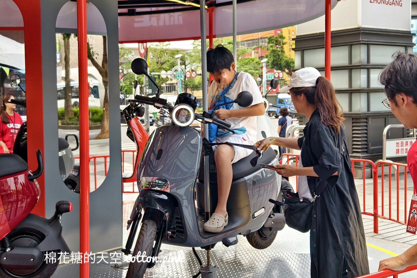 Gogoro旋轉木馬快閃台中！未滿18歲也可以"騎"～